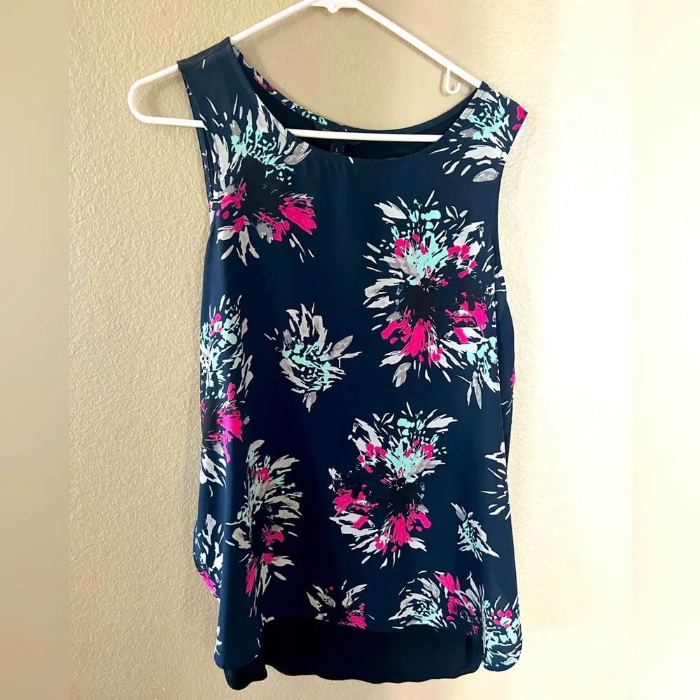 Banana Republic Sleeveless Shirt - Picture 1 of 6